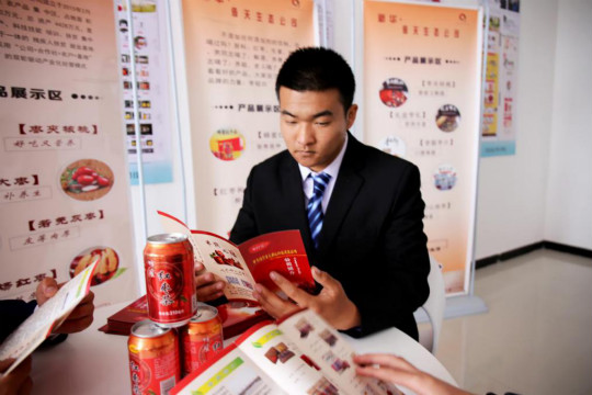 燃爆！麗江石榴哥現(xiàn)場(chǎng)連麥新華電商專業(yè)學(xué)子