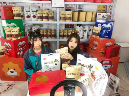 燃爆！麗江石榴哥現(xiàn)場(chǎng)連麥新華電商專業(yè)學(xué)子