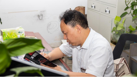 中國(guó)東方教育匠師:張興強(qiáng) ▎不忘初心 新華十載風(fēng)雨同舟