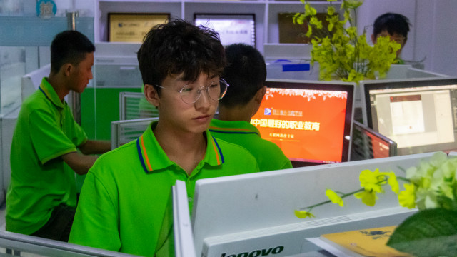 因?yàn)橄矚g所以選擇，因?yàn)闊釔?ài)所以堅(jiān)持