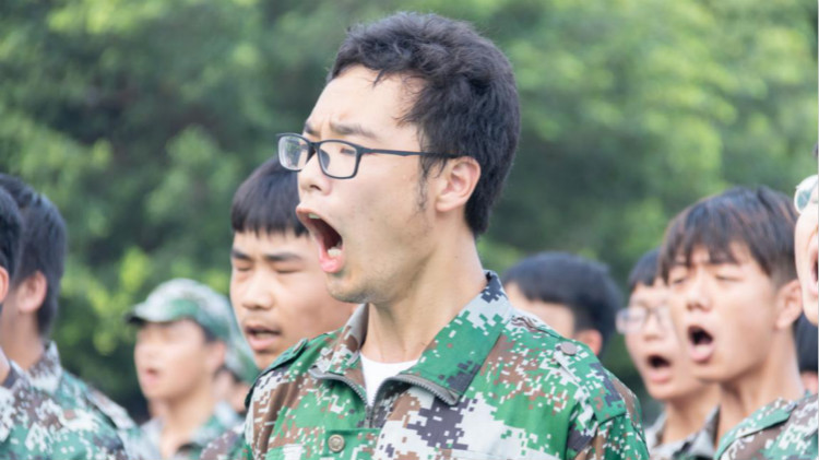 新華“三教三訓(xùn)”之軍訓(xùn)|揮灑汗水書(shū)寫(xiě)迷彩青春！