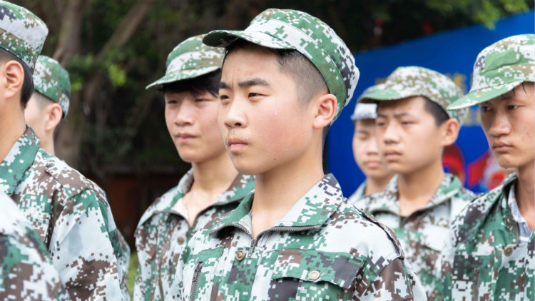新華“三教三訓(xùn)”之軍訓(xùn)|揮灑汗水書(shū)寫(xiě)迷彩青春！