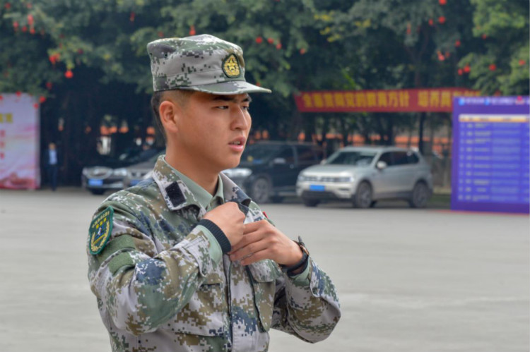 新華“三教三訓(xùn)”之軍訓(xùn)|揮灑汗水書(shū)寫(xiě)迷彩青春！
