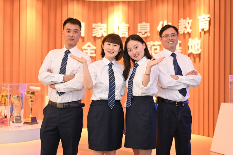 來(lái)新華學(xué)好互聯(lián)網(wǎng)技術(shù)，才能登的更高，走的更遠(yuǎn)