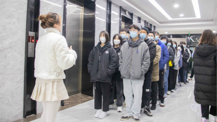 名企研學(xué)游，新華學(xué)子走進(jìn)電子商務(wù)公司！