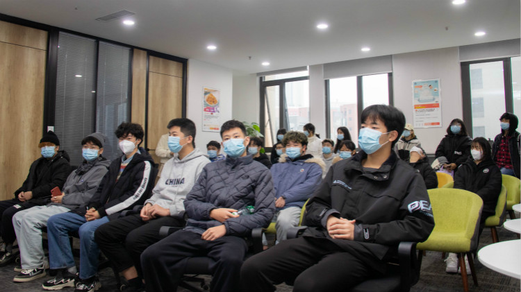 名企研學(xué)游，新華學(xué)子走進(jìn)電子商務(wù)公司！