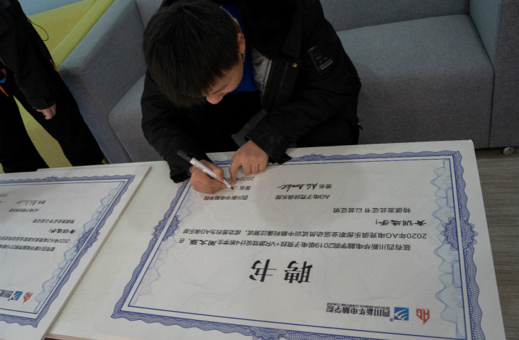 從新華到國(guó)內(nèi)頂級(jí)俱樂(lè)部，一個(gè)電競(jìng)學(xué)子的成功！