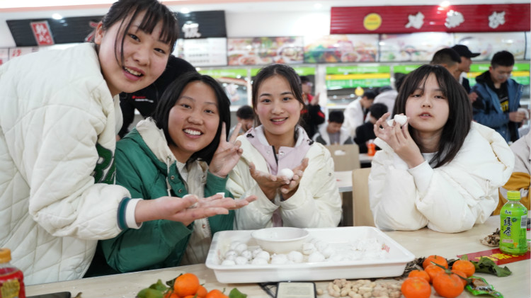 師生鬧元宵，四川新華陪你一起過大年！