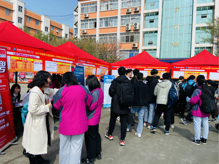 四川新華電腦學(xué)院雙選會現(xiàn)場，人才爭奪戰(zhàn)正式打響！