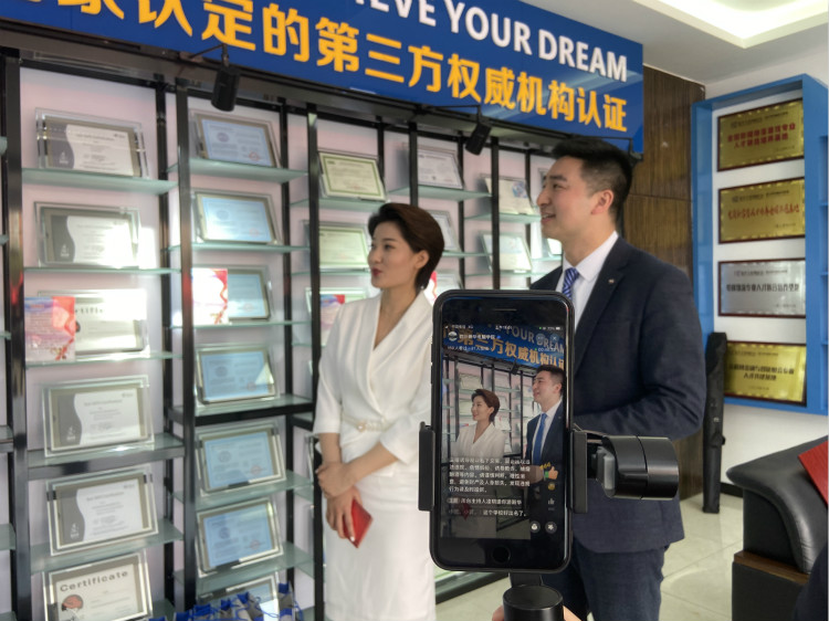 四川新華電腦學(xué)院雙選會現(xiàn)場，人才爭奪戰(zhàn)正式打響！