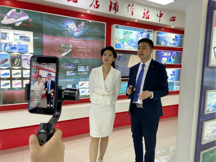 四川新華電腦學(xué)院雙選會現(xiàn)場，人才爭奪戰(zhàn)正式打響！