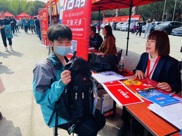 四川新華電腦學(xué)院雙選會現(xiàn)場，人才爭奪戰(zhàn)正式打響！