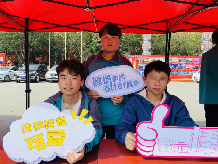 四川新華電腦學(xué)院雙選會現(xiàn)場，人才爭奪戰(zhàn)正式打響！