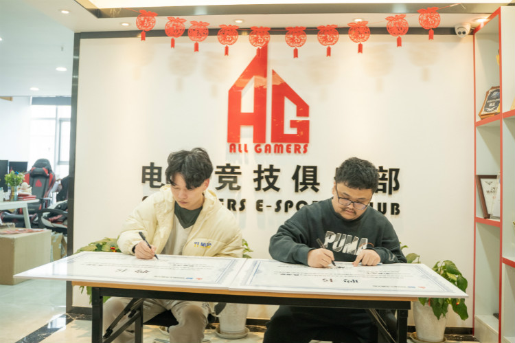 重磅！四川新華又一少年簽約國(guó)內(nèi)頂級(jí)AG俱樂(lè)部！