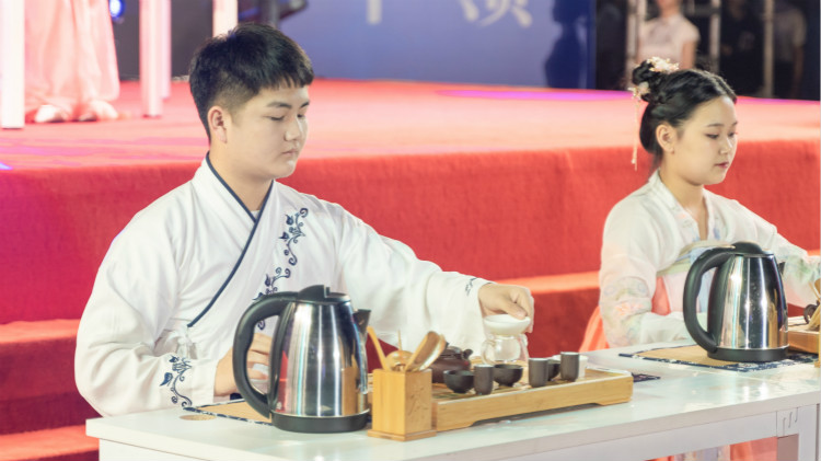 追風(fēng)少年，新華有夢，讓青春不負好時光！