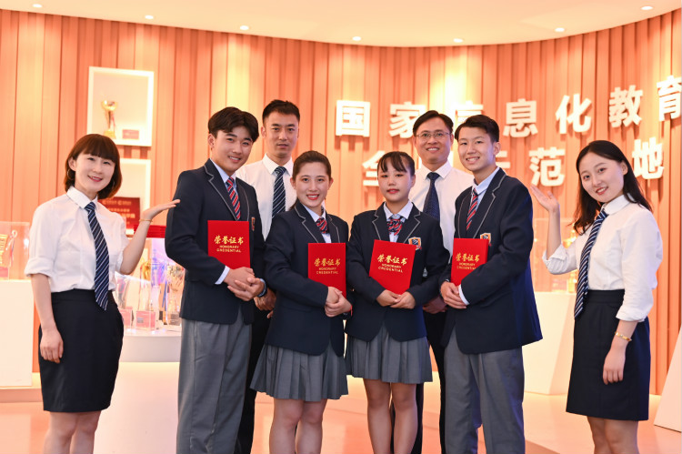 來(lái)新華學(xué)互聯(lián)網(wǎng)技術(shù)，讓未來(lái)多一種可能！