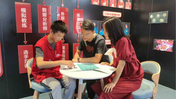 四川新華陽光導學小組，紅馬甲在行動