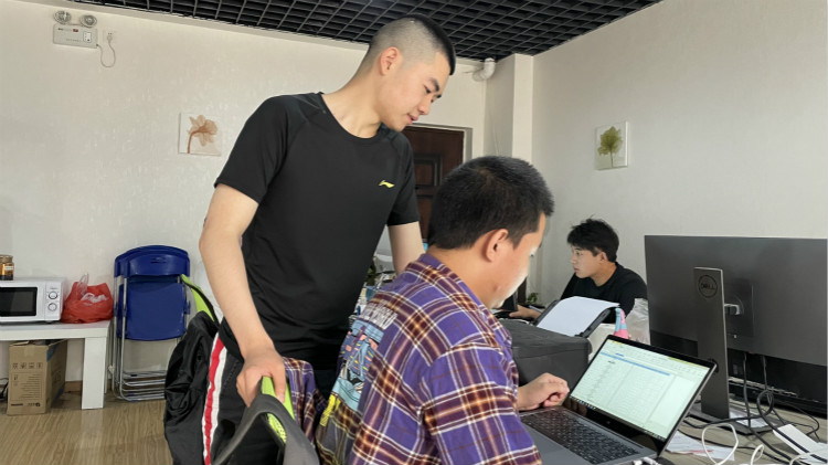 創(chuàng)業(yè)不怕年少，放棄上大學(xué)機(jī)會(huì)，19歲創(chuàng)業(yè)成功