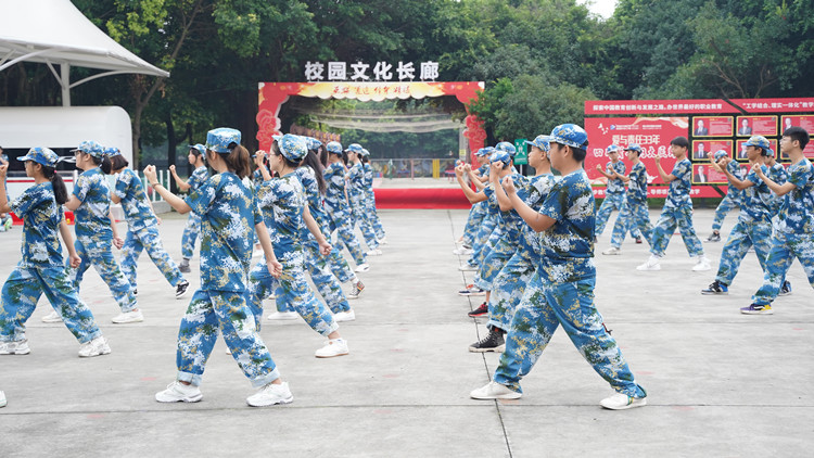 九月開(kāi)學(xué)季|軍訓(xùn)開(kāi)啟新華學(xué)子的第一課！