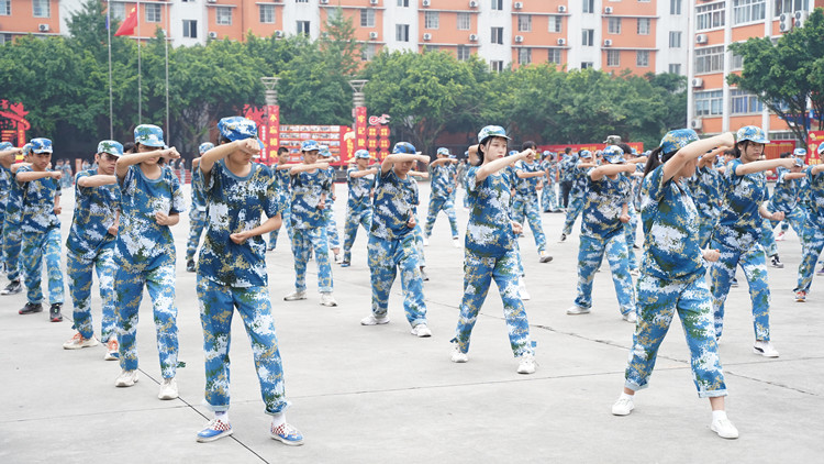 九月開(kāi)學(xué)季|軍訓(xùn)開(kāi)啟新華學(xué)子的第一課！