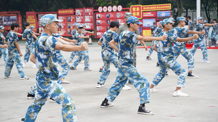 九月開(kāi)學(xué)季|軍訓(xùn)開(kāi)啟新華學(xué)子的第一課！