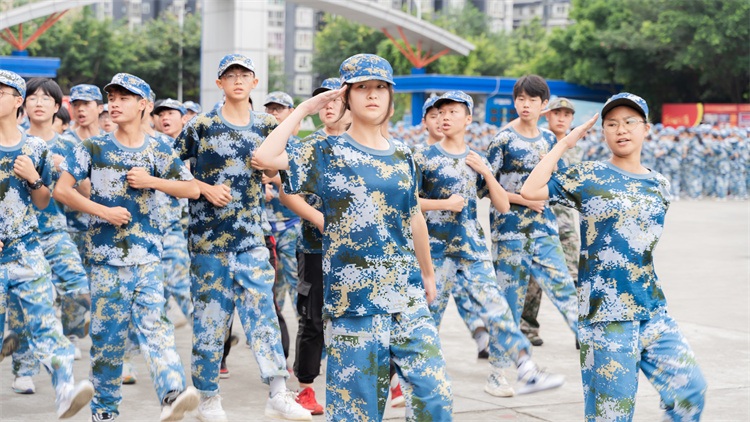 迷彩青春，軍訓(xùn)蛻變—四川新華素質(zhì)拓展訓(xùn)練匯演