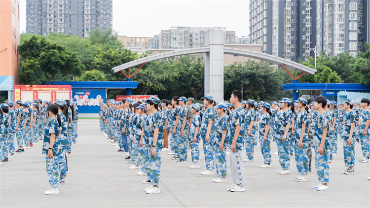 迷彩青春，軍訓(xùn)蛻變—四川新華素質(zhì)拓展訓(xùn)練匯演