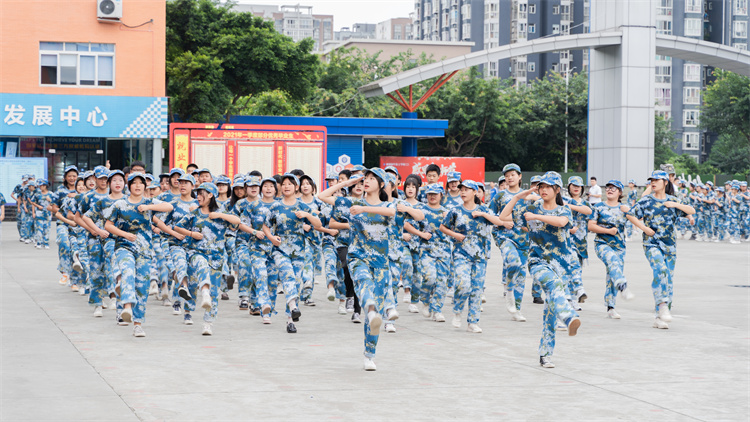 迷彩青春，軍訓(xùn)蛻變—四川新華素質(zhì)拓展訓(xùn)練匯演
