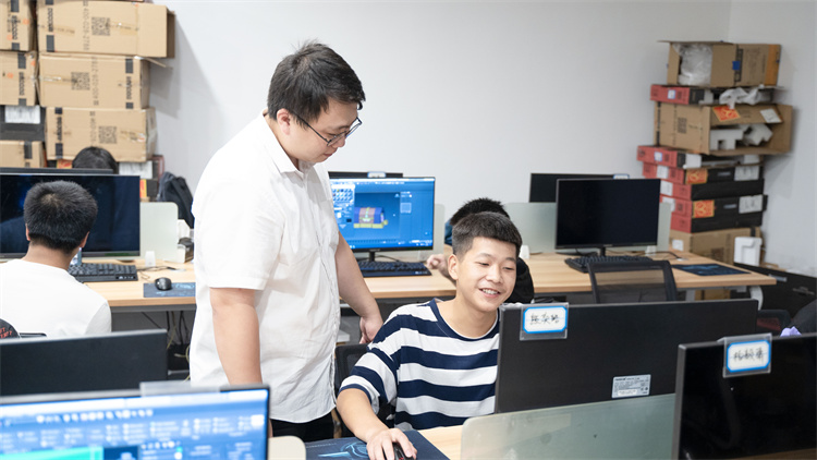 校企合作三方共贏，就業(yè)回訪見證新華學(xué)子成長！