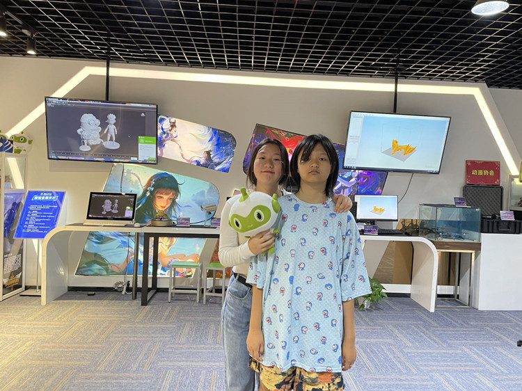 三姐妹一同報名，圓夢新華