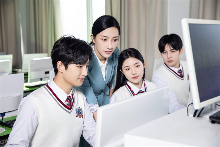 初中生成績(jī)不好，學(xué)什么專業(yè)好？選什么學(xué)校就業(yè)有前途？