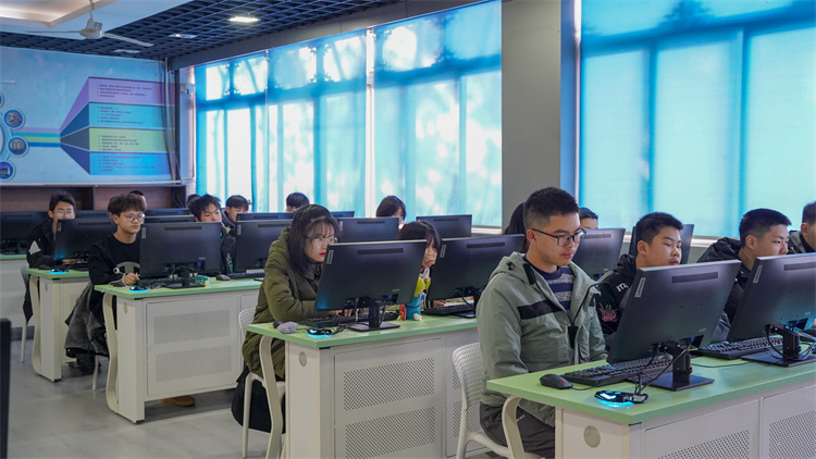 新學(xué)期 新氣象2022新華第一次升旗儀式隆重舉行！