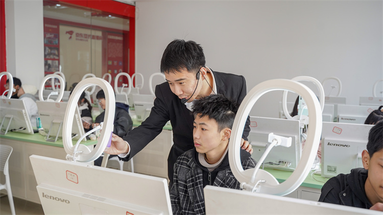 新學(xué)期 新氣象2022新華第一次升旗儀式隆重舉行！
