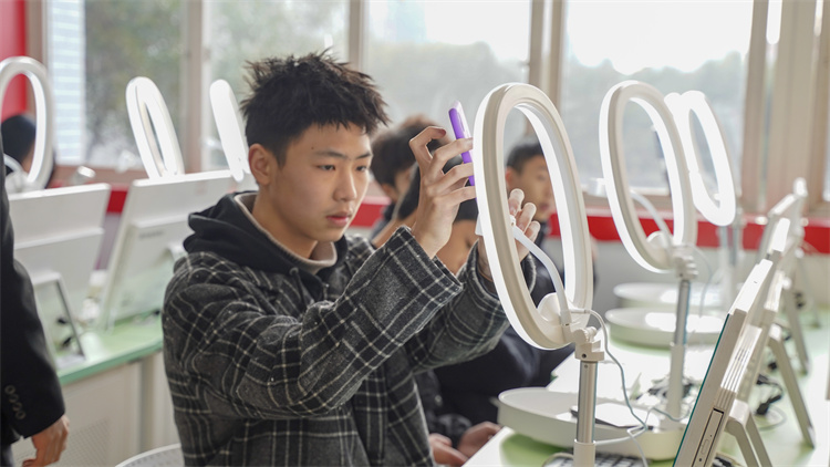 新學(xué)期 新氣象2022新華第一次升旗儀式隆重舉行！