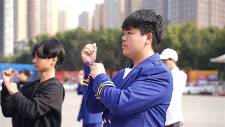 國防風(fēng)采！新華國防少年不怕練！