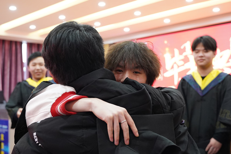 2022年春季畢業(yè)典禮暨優(yōu)秀畢業(yè)生表彰大會(huì)圓滿(mǎn)禮成