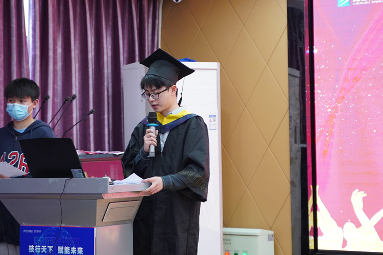 2022年春季畢業(yè)典禮暨優(yōu)秀畢業(yè)生表彰大會(huì)圓滿(mǎn)禮成