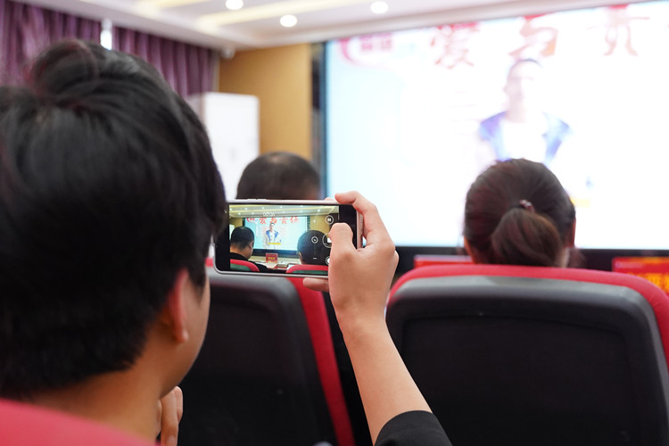 2022年春季畢業(yè)典禮暨優(yōu)秀畢業(yè)生表彰大會(huì)圓滿(mǎn)禮成