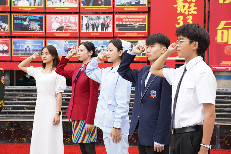 祖國(guó)頌！新華迎國(guó)慶，祝?！罢b”祖國(guó)