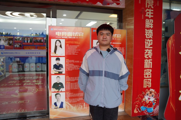 轉(zhuǎn)學(xué)來(lái)新華，在自己熱愛(ài)的領(lǐng)域開(kāi)出花