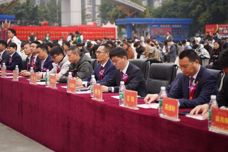 青春心向黨！與新華新生團(tuán)員一起見證這場(chǎng)授牌、揭牌儀式