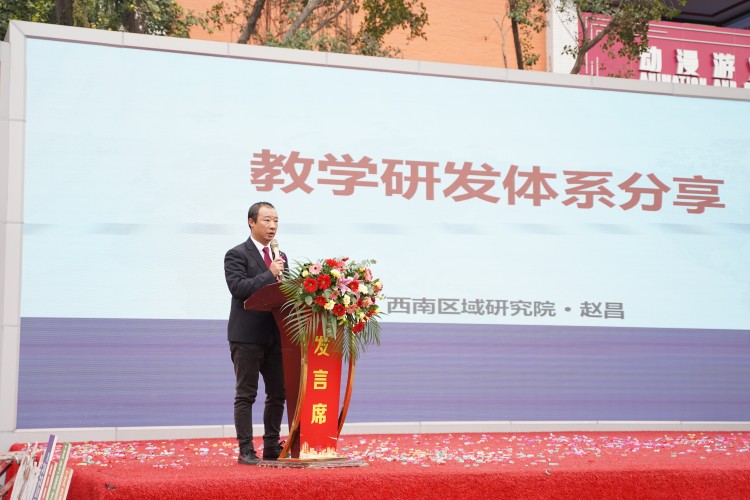 青春心向黨！與新華新生團(tuán)員一起見證這場(chǎng)授牌、揭牌儀式