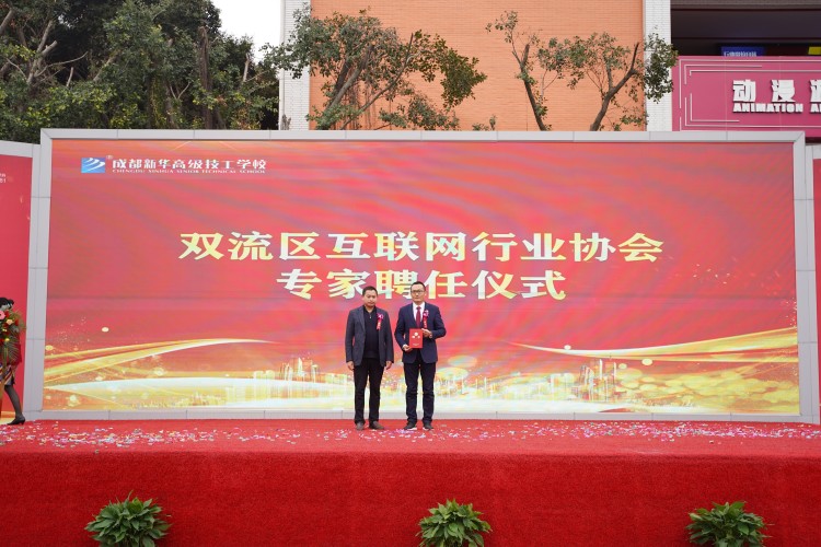 青春心向黨！與新華新生團(tuán)員一起見證這場(chǎng)授牌、揭牌儀式