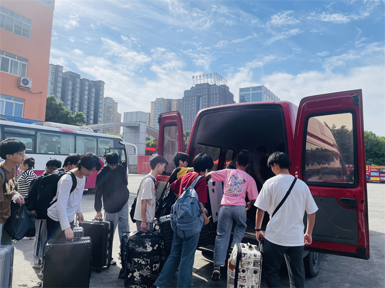 不負(fù)韶華，再攀高峰！新華京東社會(huì)實(shí)踐歡送會(huì)