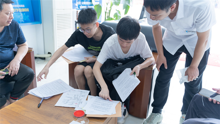 同成長，齊奮進(jìn)！自貢雙胞胎兄弟雙雙報考成都新華