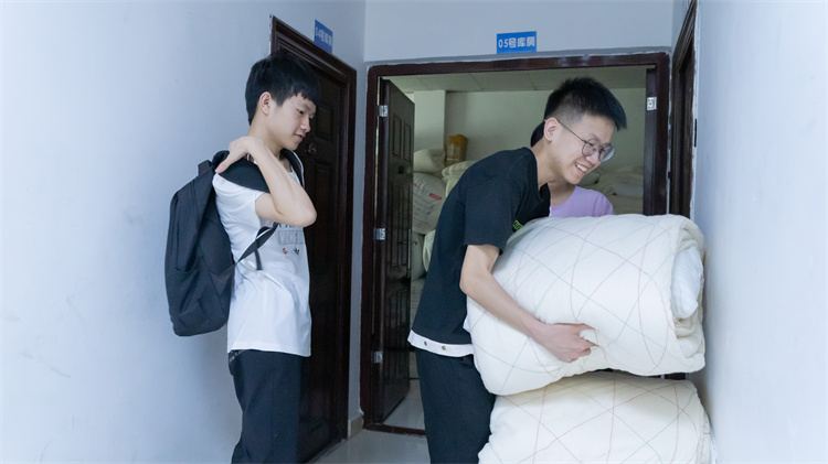 同成長，齊奮進(jìn)！自貢雙胞胎兄弟雙雙報考成都新華