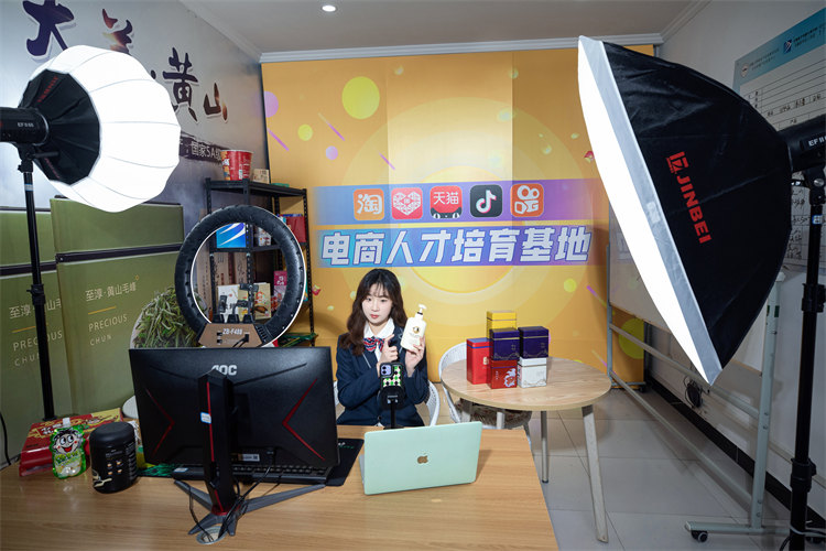 都說就業(yè)難！為何成都新華畢業(yè)學(xué)子卻就業(yè)無憂？
