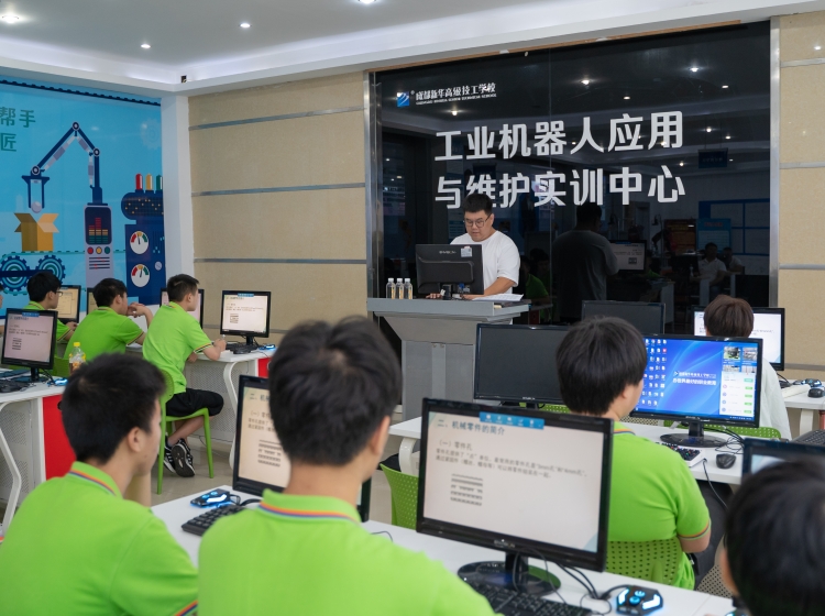 成都新華工業(yè)機(jī)器人暑期夏令營,開營！