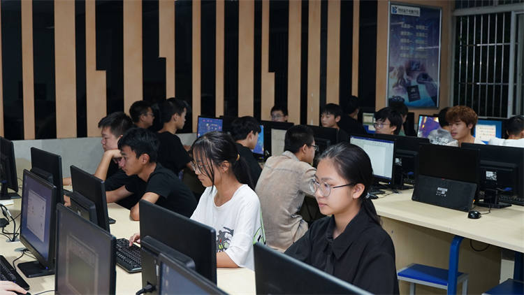 軍訓(xùn)后開學(xué)第一周，一起來(lái)看活力滿滿的大家
