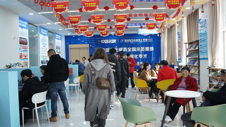 堅(jiān)持熱愛，一往無前|來看她為什么選擇成都新華？
